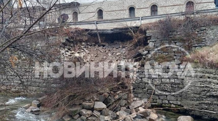 Пропадна отсечка от пътя Орешак Черни Осъм в района на Троянския